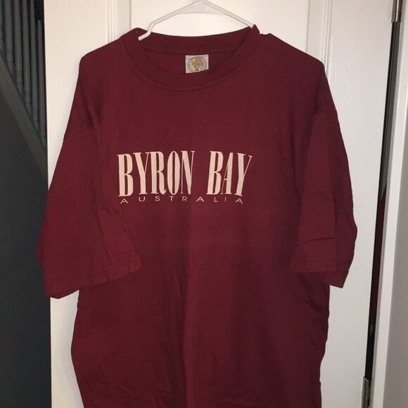 Byron Bay NSW Australia Beach Print Fun Men’s Dirt Red Clay T Shirt Aussie 🇦🇺🦘🐨 - Picture 1 of 3
